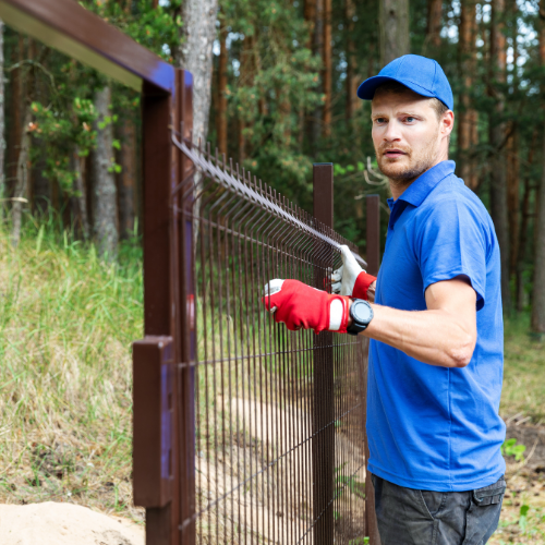 Icône visuelle représentant une maison et une clôture dans un style graphique simplifié au Québec
